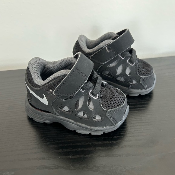 Nike Kids Fusion Run 2 Child Size 2C Black and Grey - Picture 2 of 6
